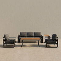 Ensemble de canapés d'extérieur de luxe moderne avec table basse à lattes en PS et coussins gris imperméables pour espace de conversation de villa ou de jardin