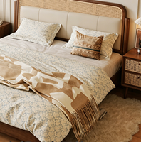 Lit Queen en rotin de design français avec tête de lit haute, sommier en bois massif naturel, lattes durables et luxueuses