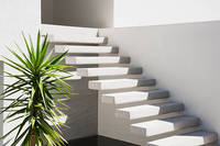 Escalier suspendu moderne en pierre frittée/bois de chêne avec marches flottantes pour maison minimaliste sur mesure
