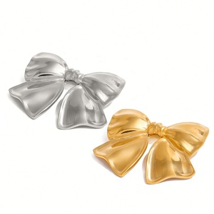 Broche tendance en acier inoxydable en forme de nœud papillon, bijou personnalisé, accessoire étanche pour vêtements et chapeaux - Product Image 1