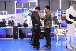 Noonee CHAIRLESS CHAIR 2.0 Chaise exosquelette pour s'asseoir n'importe où, à tout moment, de toute façon - Product Image 5