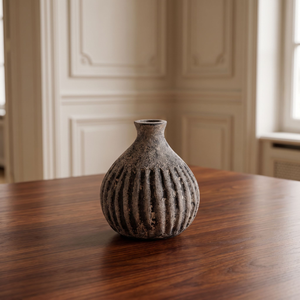 Este florero de cerámica mate de estilo rústico, hecho a mano con arcilla de terracota, es perfecto para la decoración estética del hogar. - Product Image 2