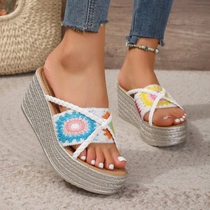 Sandales <span class=keywords><strong>compensées</strong></span> bohèmes pour femmes en gros d'usine - <span class=keywords><strong>Espadrilles</strong></span> colorées brodées à <span class=keywords><strong>bout</strong></span> <span class=keywords><strong>ouvert</strong></span> pour l'été - Product Image 3