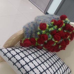 Manta de Ganchillo de Lana Hecha a Mano con Patrón de Ramo de Rosas, Estilo Bohemio, Cálida y Cómoda para Invierno, Producto Terminado - Product Image 3