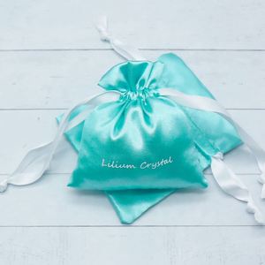 Pochettes cadeaux en satin tendance avec logo personnalisé, sacs à bijoux en satin vert à cordon pour boutique - Product Image 5
