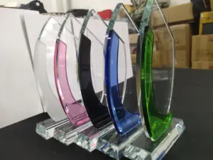 Trophées en cristal de verre blanc clair bon marché en gros trophée en cristal gravé de logo personnalisé pour récompense d'affaires et souvenir