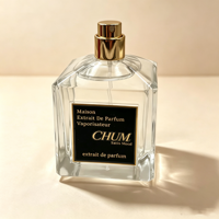 Flacon carré en verre de 50 ml avec logo personnalisé, vaporisateur à fine brume, couleur rouge, étiquette estampée à chaud et capuchon doré brillant.