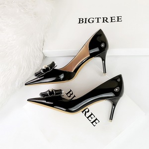 Zapatos de Tacón Bajo con Punta en Pico y Adorno de Perlas y Diamantes de Imitación, en Charol Brillante, Novedad 2023, Gran Venta - Product Image 4