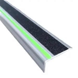 Protetor de borda de escada em forma de L Securun com faixa verde brilhante, protetor de borda de escada em alumínio para exterior, guarnição de escada longa, antiderrapante