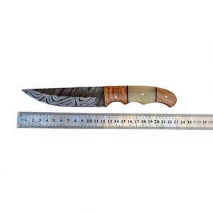 Cuchillo de caza de hoja fija de acero de Damasco con punta caída y mango de madera - Product Image 2