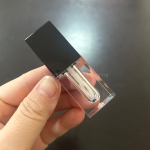 <span class=keywords><strong>Tube</strong></span> de gloss à lèvres carré noir mini de luxe ISMAN 1,5 ml avec pinceau en forme de cœur, conteneur vide en plastique ABS, vente en gros, logo personnalisé, en vrac - Product Image 5