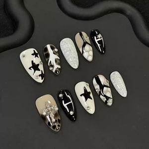 Ongles courts en amande faits à la main, gris fumé ombré, avec croix 3D en chrome argenté et ongles métalliques fluides style gothique cyberpunk - Product Image 3