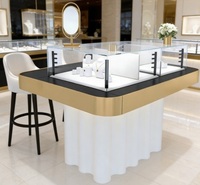 Table de présentation VIP pour bijoux de luxe avec éclairage LED, cadre en métal doré, vitrine en verre et base ondulée, personnalisable pour les magasins de bijoux