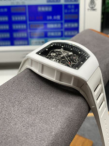 Montre mécanique avec boîtier en céramique blanche, équipée de deux boîtes à remontage séparées et d'un balancier visiblement visible - Product Image 3