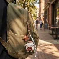 Porte-clés Ours en Peluche Brodé Doux avec Pendentif Écharpe Rouge, Accessoire de Sac Animalier Tendance, Longue Sangle pour Clés de Voiture Femme