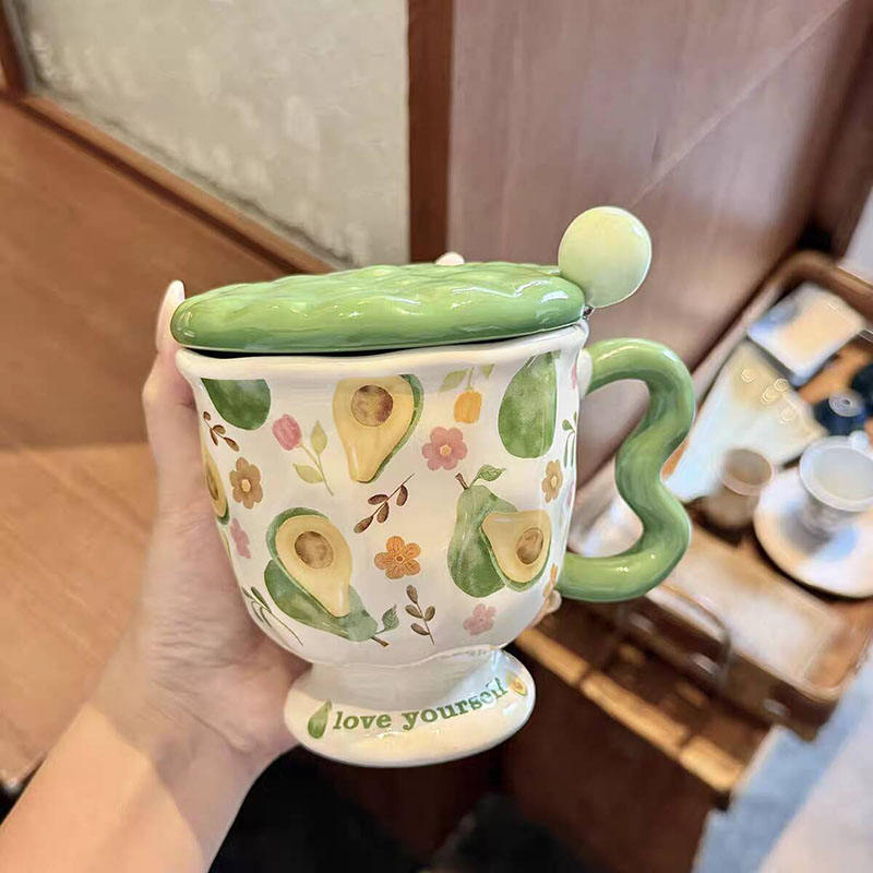Taza verde con tapa y cuchara.