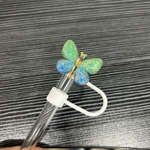 2025 nueva moda de lujo <span class=keywords><strong>mariposa</strong></span> brillo silicona accesorios para beber 10mm cubierta de paja reutilizable encanto Topper para vaso de 40oz - Product Image 2