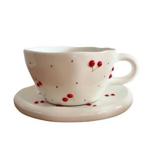 Tasse à café et soucoupe en céramique au design mignon, motif floral peint à la main, tasse à café et soucoupe en céramique cerise - Product Image 1