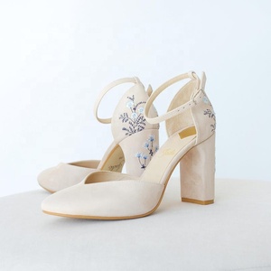 Zapatos de boda hechos a mano con logotipo de marca personalizado Tacón bajo para cada lugar Bordado hecho a mano Trabajo de cuero personalizado - Product Image 1