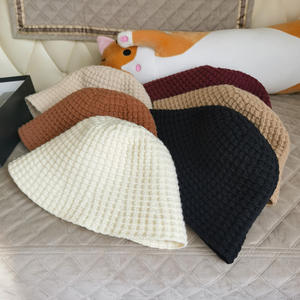 Nouveau chapeau de bassin de petite grille pour femmes d'automne et d'hiver couleur bloquée chapeau de pêcheur épaissi et polyvalent chapeau de seau chaud - Product Image 1