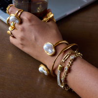 Ensemble de bijoux en acier inoxydable de haute qualité pour femmes - Acier titane non décolorant Bracelet ouvert Perle baroque Bague tendance