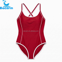Ensemble 2 pièces pour femme, rouge et blanc uni, avec passepoil contrastant, bretelles croisées au dos, bas brésilien, rembourrage amovible, style athlétique