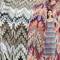 Tissu en dentelle jacquard coloré en polyester tricoté chaîne, teint en fil, pour vêtements féminins