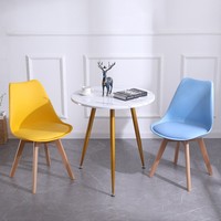Chaise de salle à manger minimaliste en plastique avec pieds en bois et dossier, idéale pour la maison, le bureau, l'hôtel, le restaurant et les salles de réunion