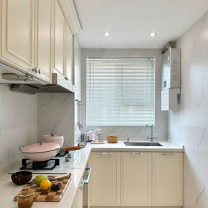 Juego de Gabinetes de Cocina Estilo Francés con Acabado Lacado Crema |   Mesa Giratoria Personalizable de Diseño Elegante con Revestimiento de Mármol, Ecológica e Ignífuga - Product Image 1