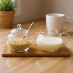 Ensemble sucrier et crémier en verre avec couvercle et cuillère sur plateau en bois - Product Image 3