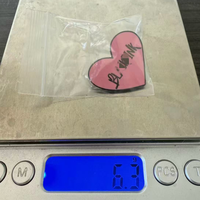 En gros, épingles de revers en métal émaillées en forme de cœur noir et rose, broches et badges pour groupes de filles coréennes, cadeaux de mode pour les fans de Kpop