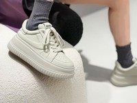 Baskets compensées blanches pour femmes 2026 – Nouvelle collection tendance à semelle épaisse, rehausseur de talon intégré, respirantes