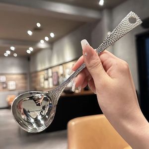 Cuillère à soupe en acier inoxydable avec logo personnalisable, passoire à motif marteau, long manche, ustensile de cuisine en métal coloré - Product Image 2