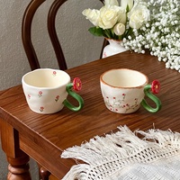 Tasse à café en céramique avec poignée fleur 3D, forme irrégulière façonnée à la main, motif floral peint à la main, style Cottagecore, cadeau pour femme