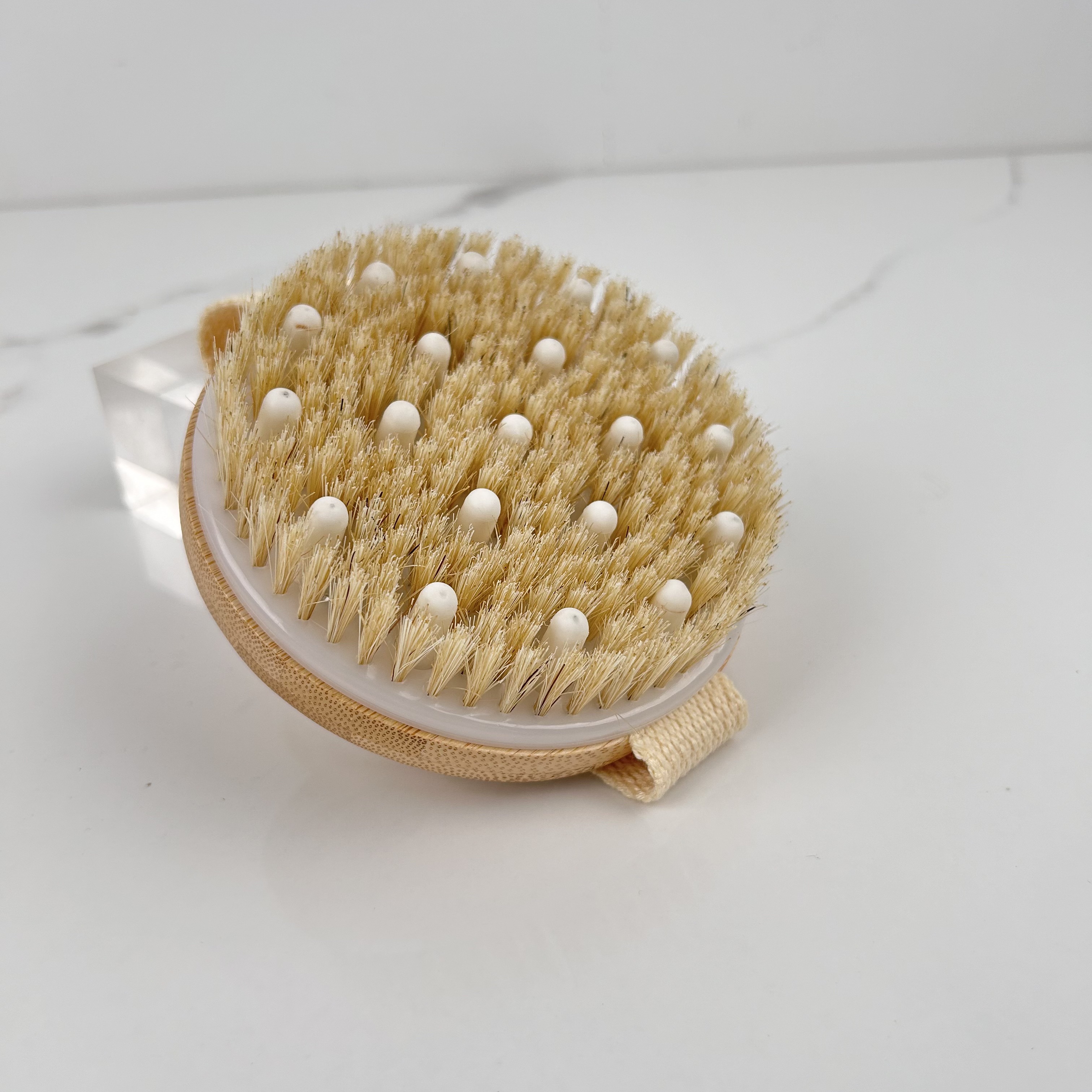 Brosse ronde en bambou avec poils de sanglier.