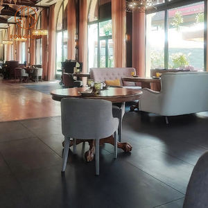 Juego de Mesa y Sillas para Restaurante Comercial: Mesas de Comedor de Madera Oscura y Sillas de Terciopelo Esmeralda con Patas de Acero Negro, Paquete Resistente - Product Image 4