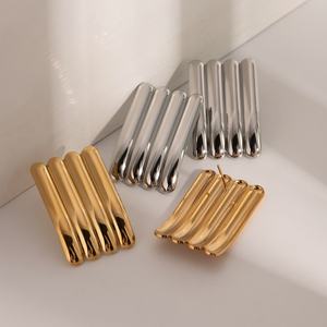 Boucles d'oreilles élégantes, simples et personnalisées haut de gamme pour femmes, en or 18 carats et acier inoxydable rayé - Product Image 5