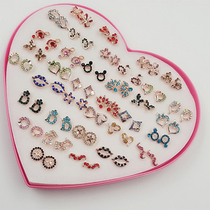 Ensemble de boucles d'oreilles en strass pour femmes, avec motifs papillon, cœur, lettre et lèvres, couleur or transparent - Product Image 3