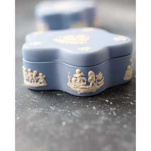 Boîte en forme d'étoile Wedgwood Jasperware Celeste par Gabriella P. England, décorée de chérubins et de scènes pastorales, pour rangement décoratif - Product Image 5