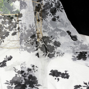 Tissu en tulle de maille de polyester floqué floral <span class=keywords><strong>personnalisé</strong></span>, texture légère et transparente pour vêtements féminins, jupes, lingerie et décoration - Product Image 2