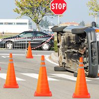 Lot de 4 cônes de signalisation rétractables en tissu Oxford PP de 35 pouces avec 2 bandes réfléchissantes pour la sécurité dans les zones de construction, livrés dans un sac de transport