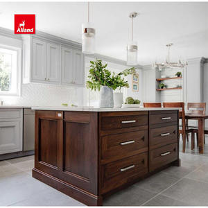 Meubles <span class=keywords><strong>de</strong></span> <span class=keywords><strong>cuisine</strong></span> classiques gris clair Alland avec comptoir en marbre, portes encastrées, <span class=keywords><strong>hotte</strong></span> et îlot en noyer - Product Image 2