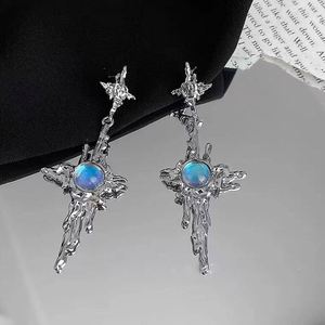 Boucles d'oreilles pendantes en métal liquide irrégulier avec croix et pierre de lune, tendance jeune fille, bijoux en gros - Product Image 2