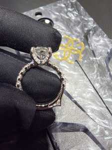 แหวนแต่งงานเพชรแพลตตินั่มชั้นดี ดีไซน์เรียบหรู ประดับเพชรแบบ Prong Setting ได้รับการรับรองจาก IGI ของขวัญเครื่องประดับสุดคลาสสิกเหนือกาลเวลา - Product Image 5