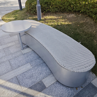 Banc de loisirs extérieur moderne résistant à la corrosion avec table d'appoint en acier inoxydable 304 pour la restauration, les hôtels, les patios, les parcs, les gymnases et les centres commerciaux