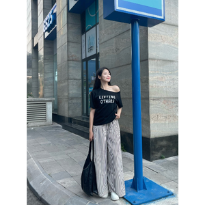 เสื้อยืดพิมพ์ลายตัวอักษรแขนสั้นสำหรับผู้หญิง, ผ้าฝ้ายกระดาษนิ่มพิมพ์ลายดอกพลัมสีแดง - Product Image 5