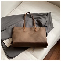 Sac fourre-tout en nylon et polyester personnalisé avec logo imprimé, robuste et imperméable, sac pour ordinateur portable réutilisable avec motif lettres