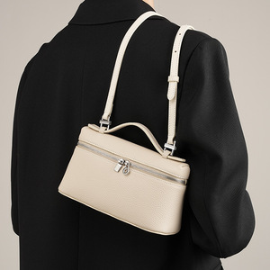 Bolso Bandolera Pequeño de Cuero Genuino Gigi para Mujer, Modelo LP19, con Dos Correas, Cierre de Cremallera y Decoración de Cierre - Product Image 2