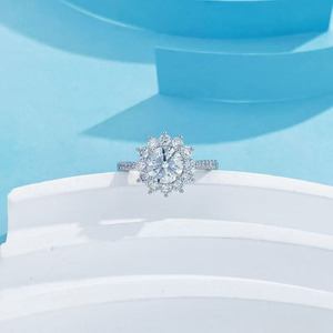 Anel de Noivado Feminino de Luxo em Ouro Branco 18K com Diamante de Laboratório de 4 Garras, Modelo Girassol, Essencial para Casamentos Sonhadores e Brilhantes - Product Image 2