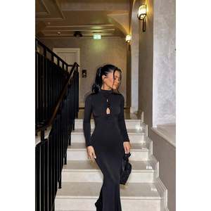 Robe de soirée noire de luxe pour femme XS-XXL, style robe de bal avec détail au dos, ornée de sequins et de perles, longueur ras du sol, inspirée de la rose - Product Image 1